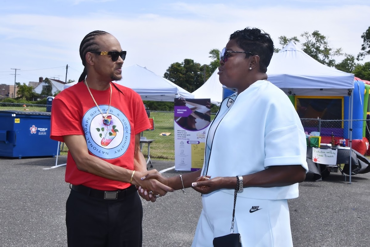 Wanda Durant speaks with Pastor John McCain of the 21st Century Church of Christ. McCain gave the prayer of the day and gave thanks for the blessed weather of the afternoon. (Robert R. Roberts/The Washington Informer)